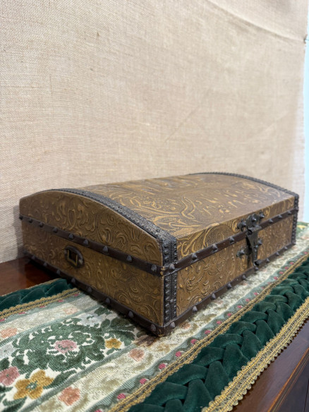 Bonita caja en cuero repujado.