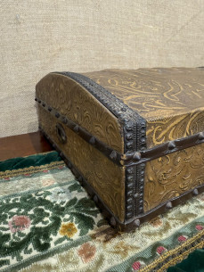 Bonita caja en cuero repujado. 2