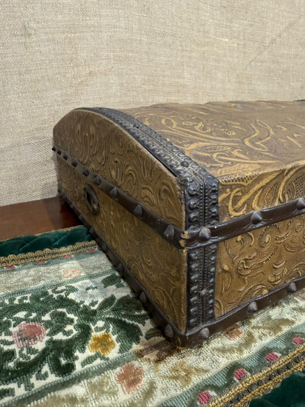 Bonita caja en cuero repujado.