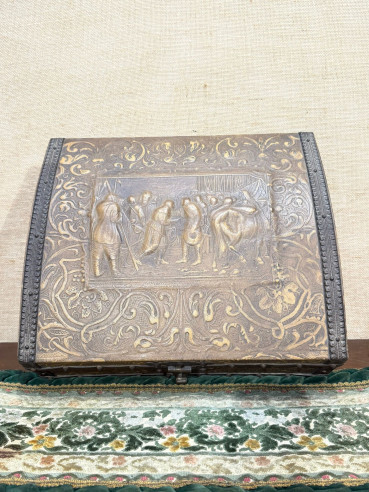 Bonita caja en cuero repujado.