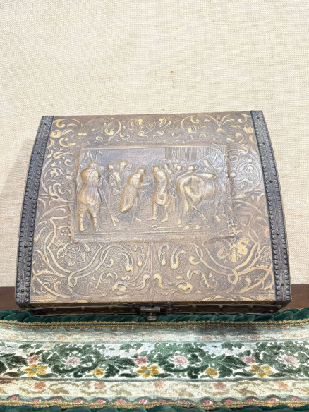 Bonita caja en cuero repujado.