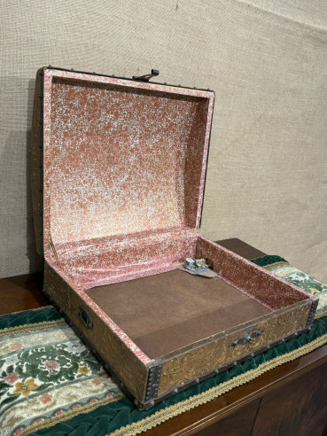 Bonita caja en cuero repujado.