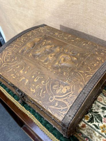 Bonita caja en cuero repujado.