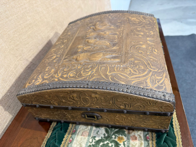 Bonita caja en cuero repujado.