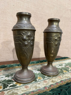 Pareja de jarrones en bronce con adornos florales en...