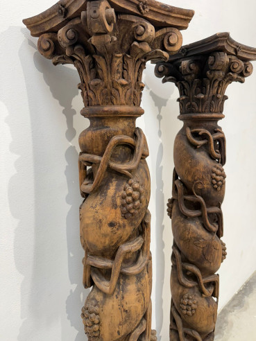 Pareja de columnas talladas en madera con...