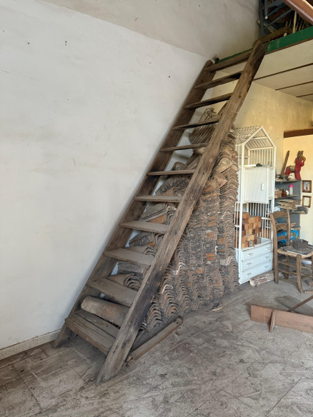 Antigua escalera de madera.