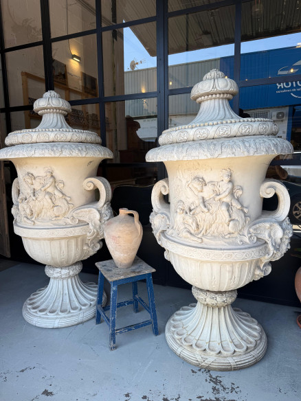 Gran pareja de copas en piedra artificial.