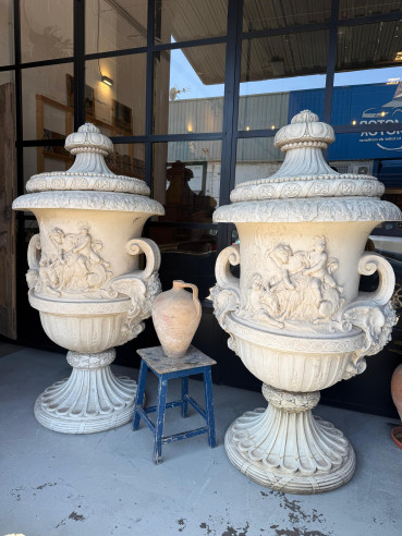 Gran pareja de copas en piedra artificial.