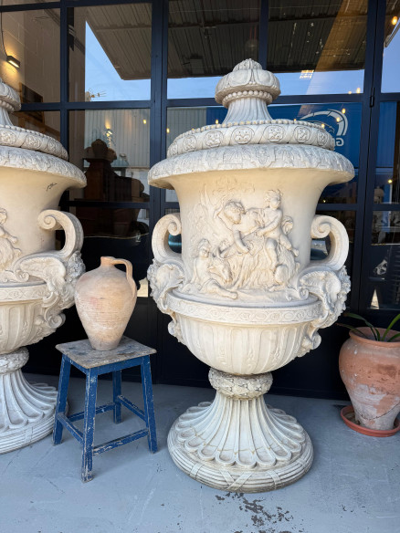 Gran pareja de copas en piedra artificial.