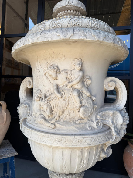 Gran pareja de copas en piedra artificial.