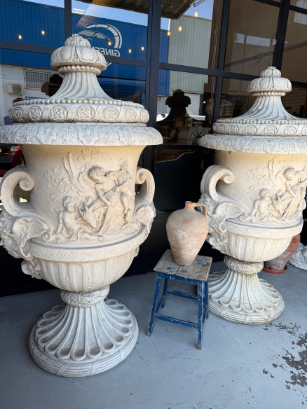 Gran pareja de copas en piedra artificial.