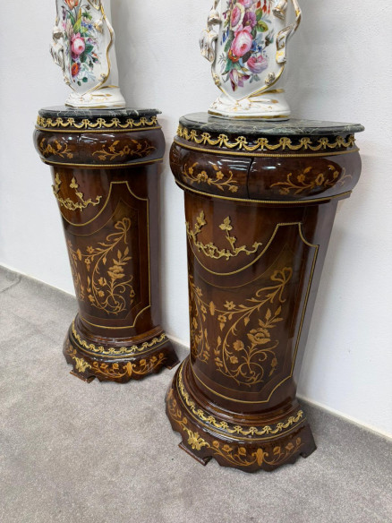 Pareja de pedestales con bronces,