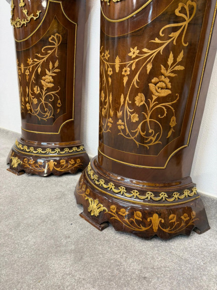 Pareja de pedestales con bronces,