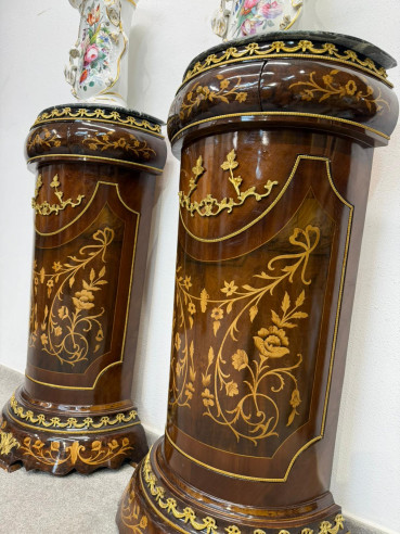 Pareja de pedestales con bronces,