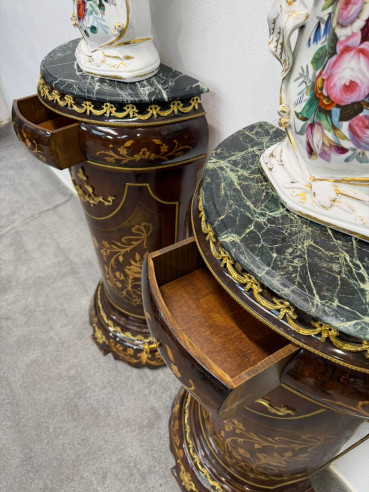 Pareja de pedestales con bronces,