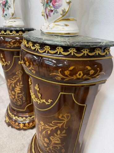 Pareja de pedestales con bronces,