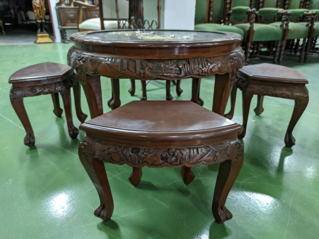 Mesa con asientos estilo oriental