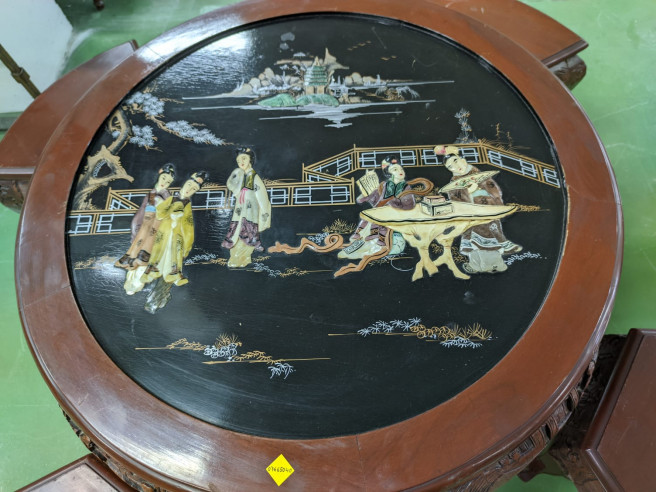 Mesa con asientos estilo oriental