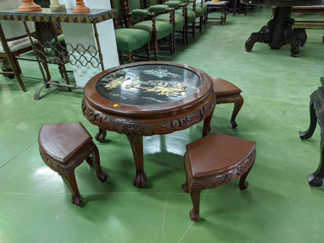 Mesa con asientos estilo oriental
