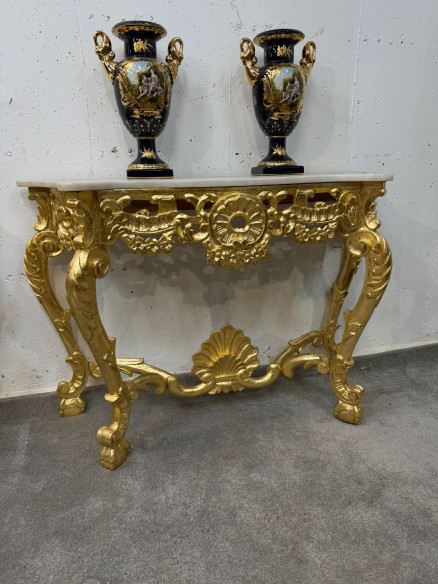 Consola dorada