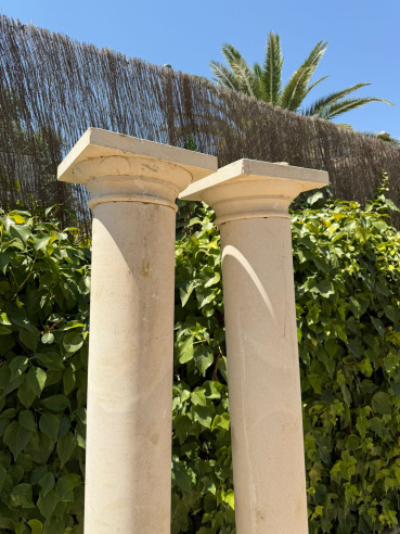 Bonita pareja de columnas en piedra blanca.