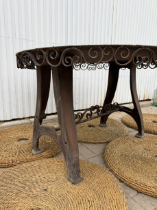 Mesa industrial de trabajo en fundición con adornos. 2