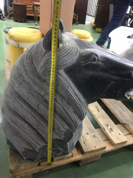 Cabeza de caballo tallada en mármol