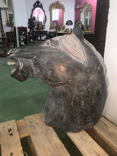 Cabeza de caballo tallada en mármol