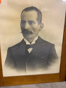 Antiguo retrato de elegante señor 2