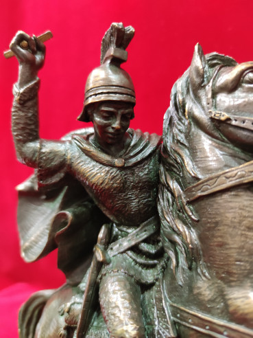 Figura guerrero atacando dragón