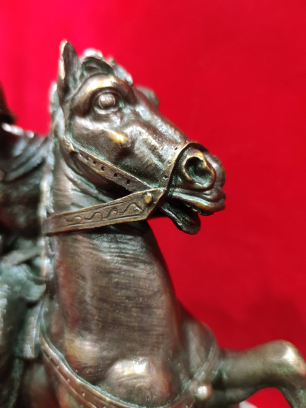 Figura guerrero atacando dragón