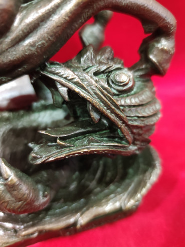 Figura guerrero atacando dragón