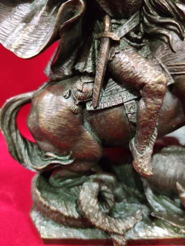 Figura guerrero atacando dragón