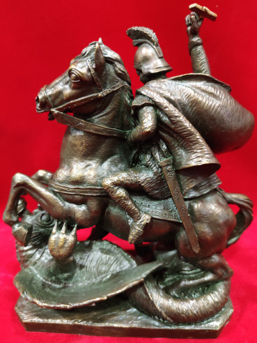 Figura guerrero atacando dragón