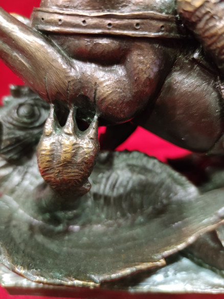 Figura guerrero atacando dragón