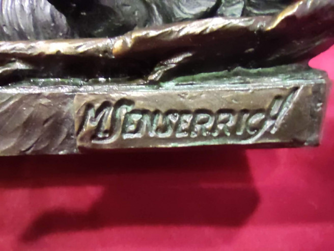 Figura guerrero atacando dragón