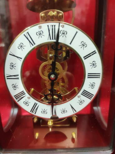 Reloj en vitrina