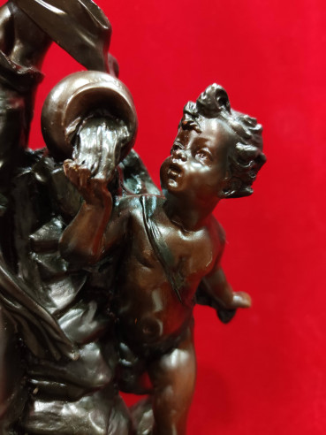 Figura de mujer y niño sobre reloj de mármol