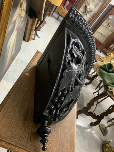 Repisa/esquinera en madera de nogal oscuro