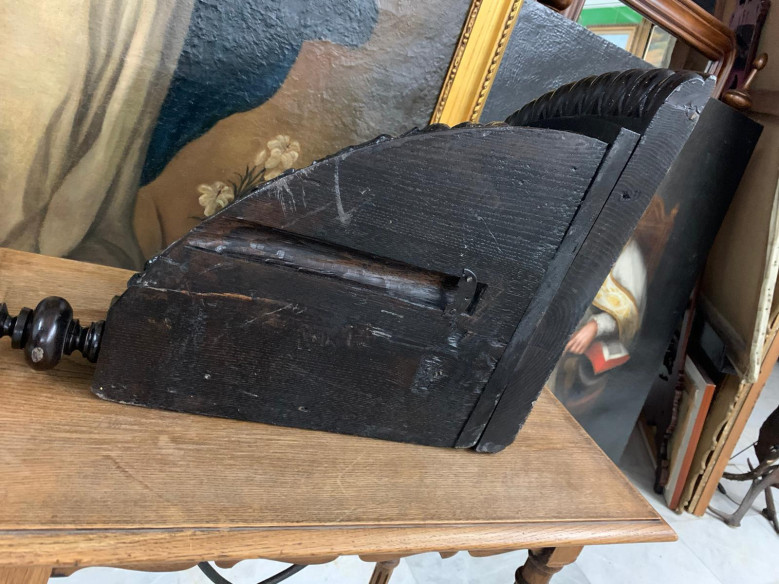 Repisa/esquinera en madera de nogal oscuro