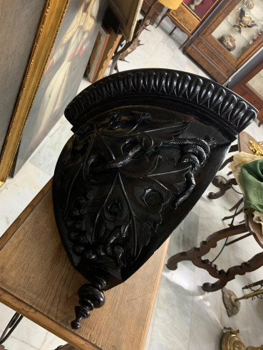 Repisa/esquinera en madera de nogal oscuro