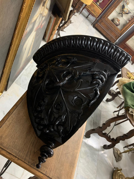 Repisa/esquinera en madera de nogal oscuro