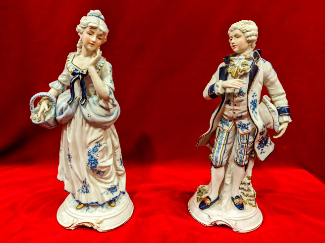 Pareja de figuras de porcelana alemana