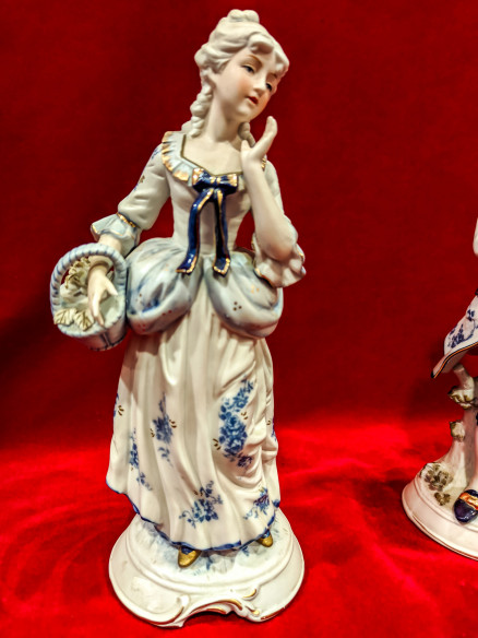 Pareja de figuras de porcelana alemana