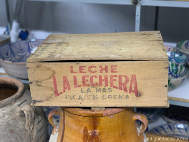 Antigua caja madera leche condensada