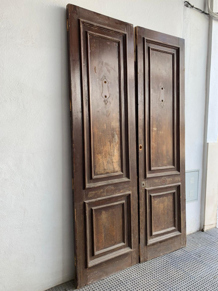 Puerta de entrada en madera