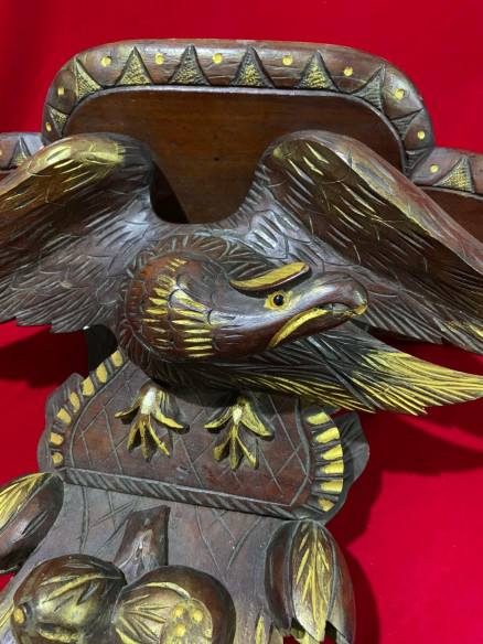 Peana en madera con aguila