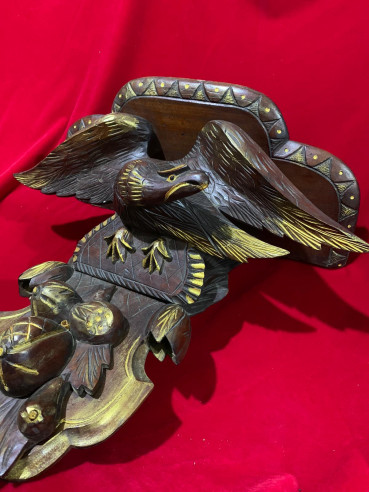 Peana en madera con aguila