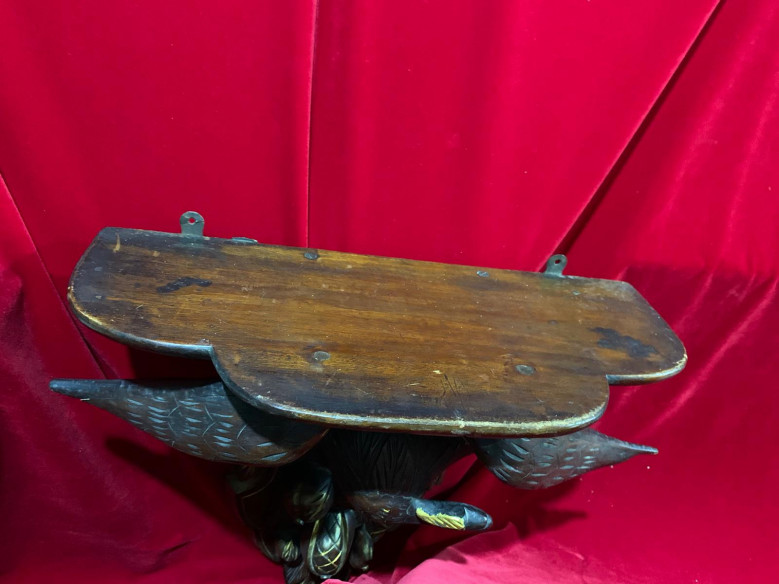 Peana en madera con aguila